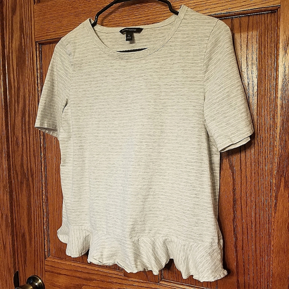 SPECIAL! 3/$12 Banana Republic Ruffled Waist tee